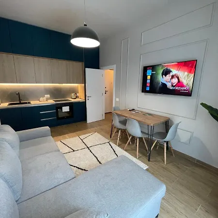 Square 21 * Тирана